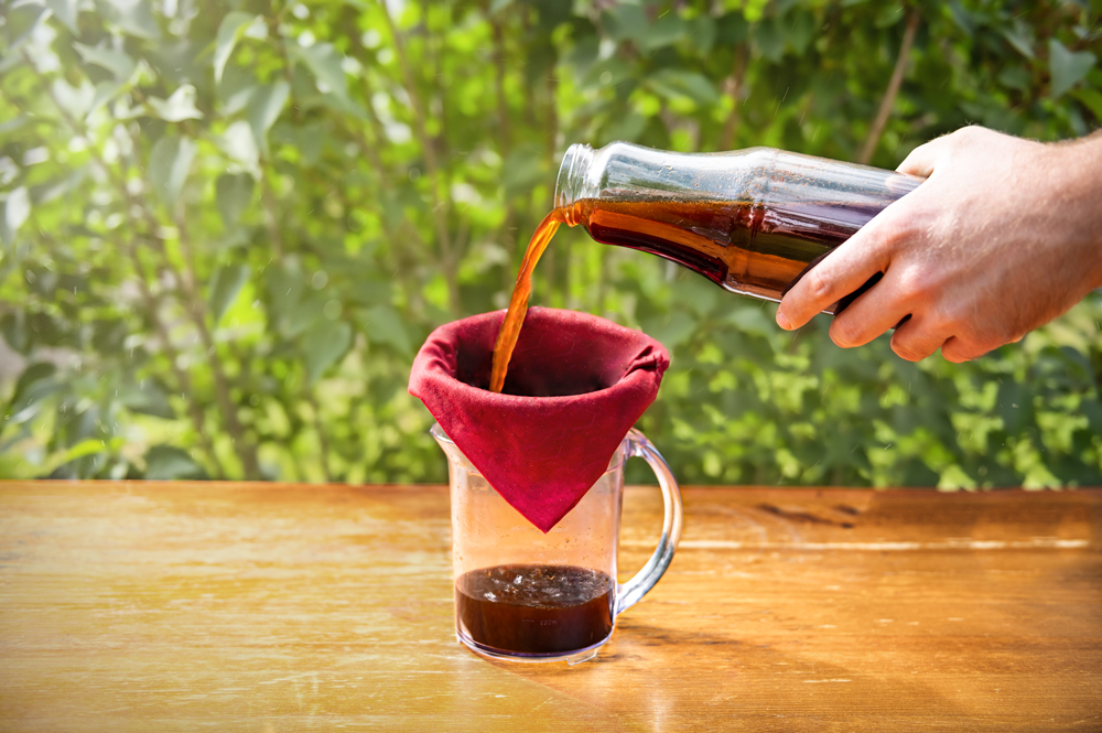 K filtrování cold brew coffee se nám nejlépe osvědčila obyčejná látková utěrka.