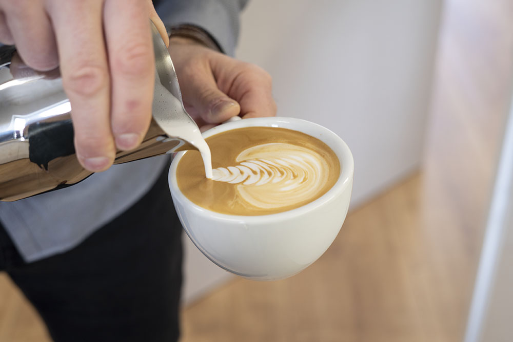 Flat white je ideální káva pro tvoření nejrůznějších latte art motivů.