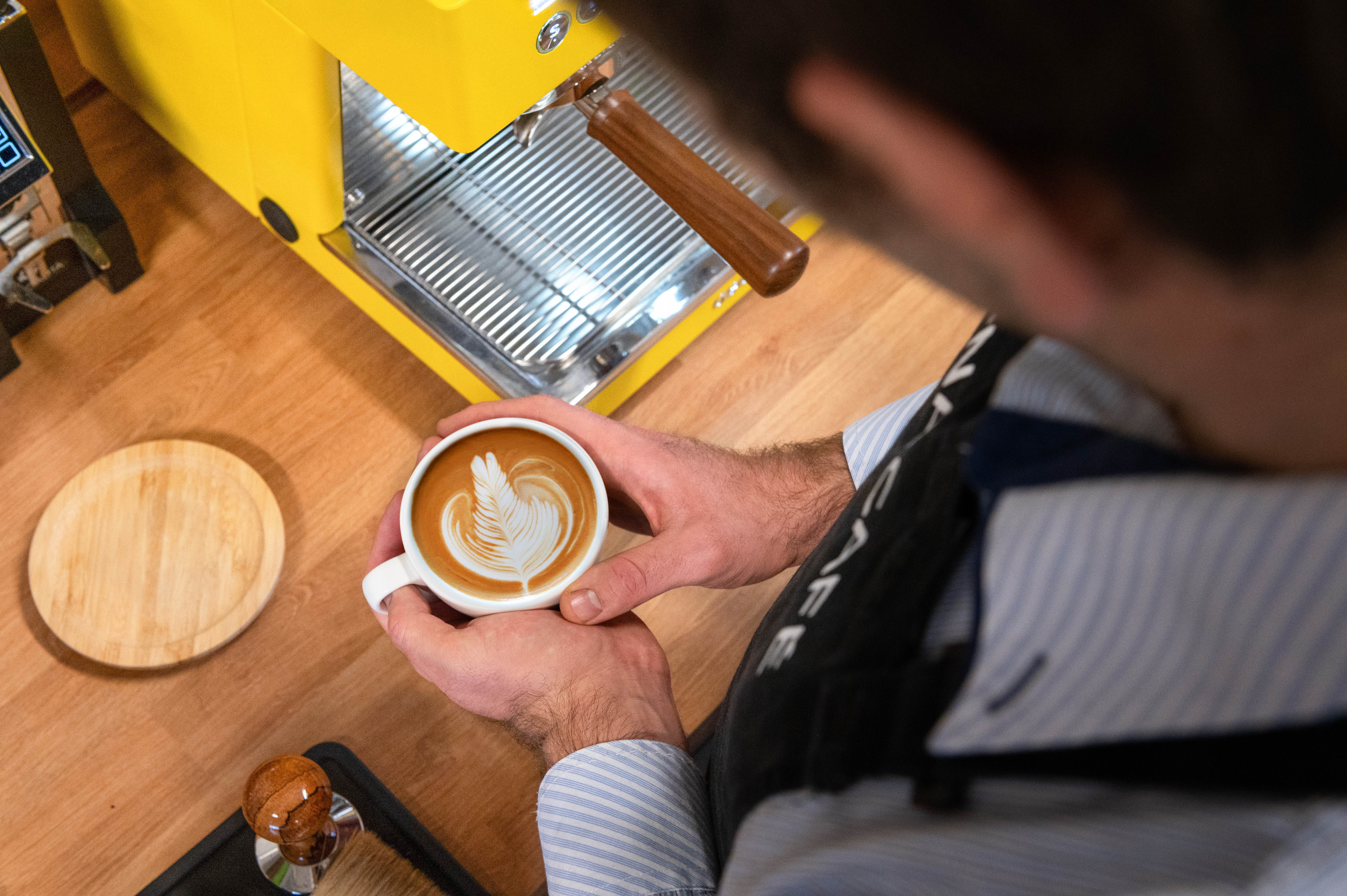 Porcelánový šálek udrží kávu déle teplou, hodí se proto na větší kávy, jako je cappuccino.