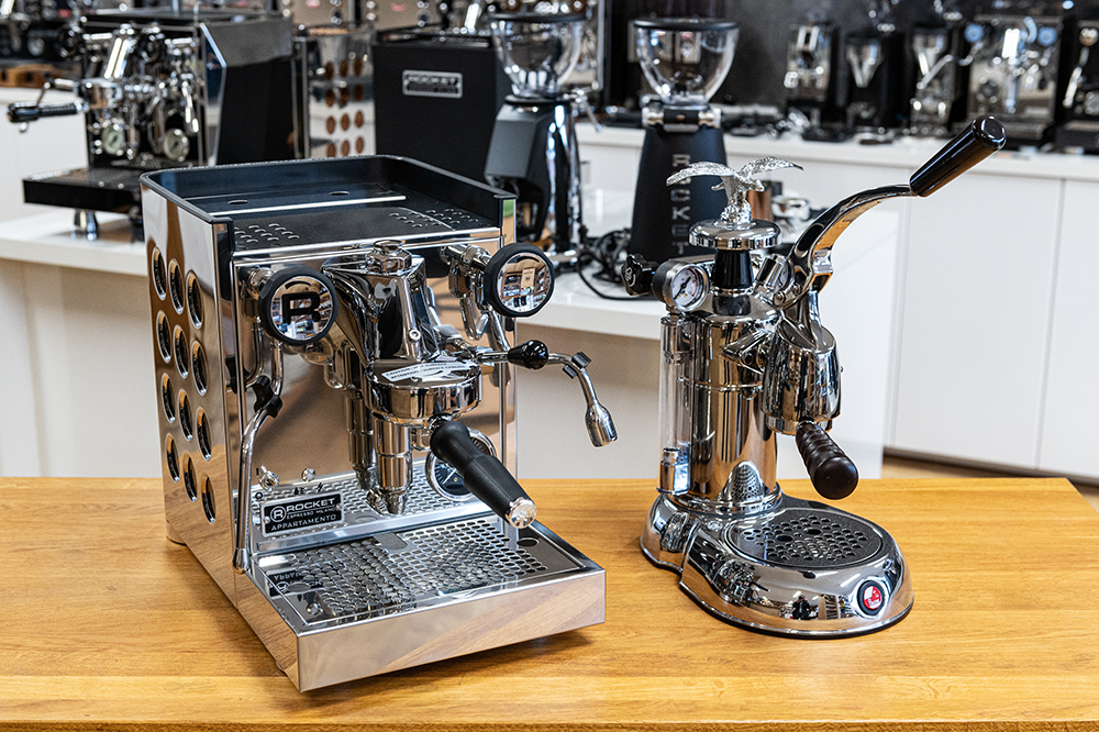 Poloautomatický kávovar Rocket Espresso Appartamento TCA (vlevo) a manuální kávovar La Pavoni.