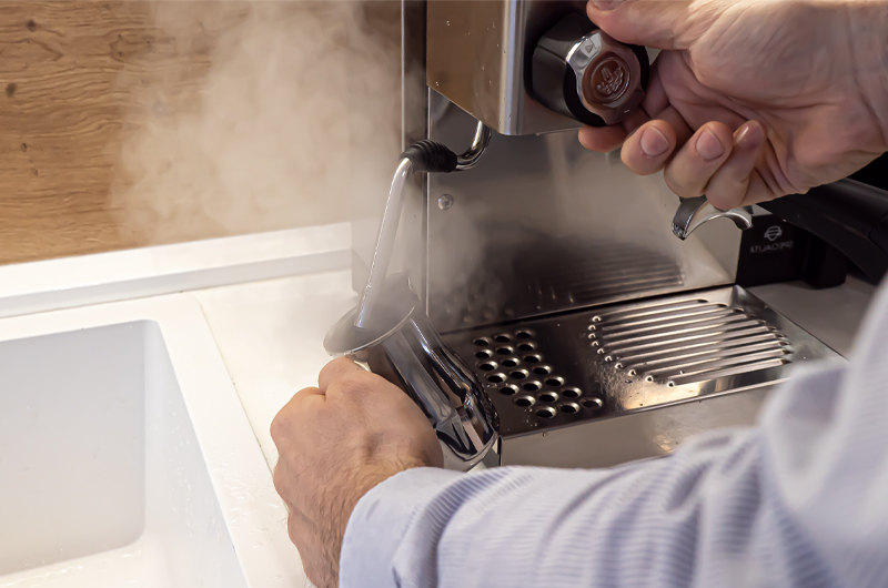 Čistenie a údržba: Ako na odvzdušnenie a paru na jednobojlerovom kávovare?