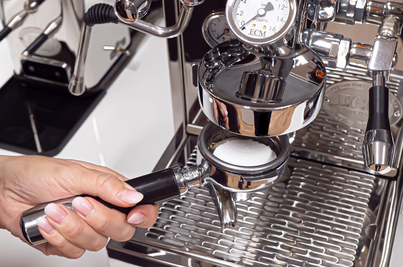 Čistenie a údržba: Ako na spätný oplach pákového kávovaru?