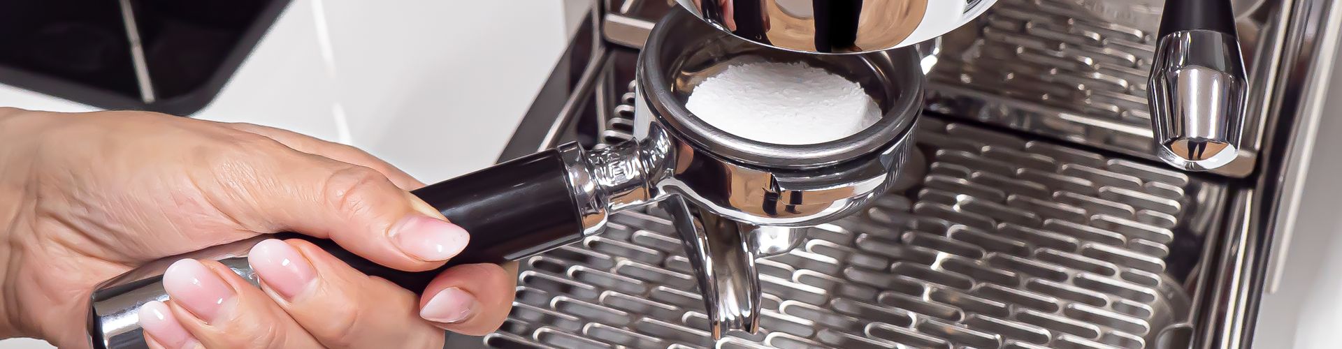 Čištění a údržba: Jak na zpětný oplach pákového kávovaru?