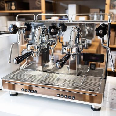 Komerční dvouskupinový kávovar Lelit Giulietta se super poměrem cena/výkon. 👍☕Perfektní stroj do…