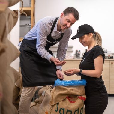 Dneska se u nás praží.☕ Kávě se naplno věnujeme už 13 let a pořád nás to baví stejně jako na…